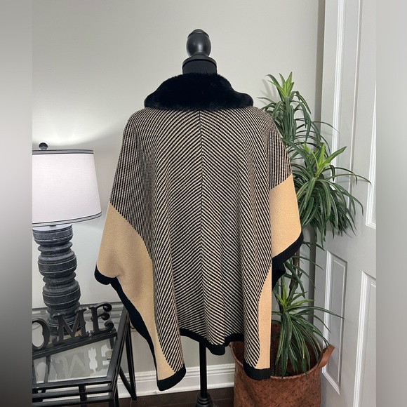 Anne Klein Zip-Up Oversized Poncho With Faux Fur Collar Tan/Black Size M - Picture 9 of 12